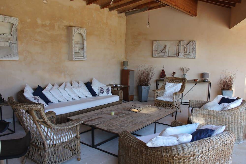 Magnificent Provencal villa of 300 m2 air-conditioned with large south-facing swimming pool in Aurons, Aix-en-Provence region