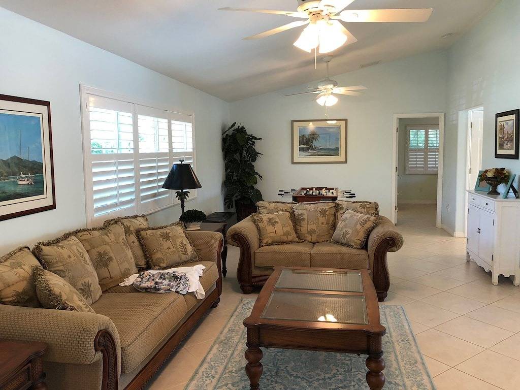 Waterfront Island Home mit Dock, Pool und in der Nähe des Strandes! in North Hutchinson Island / Orchid Island, St. Lucie County