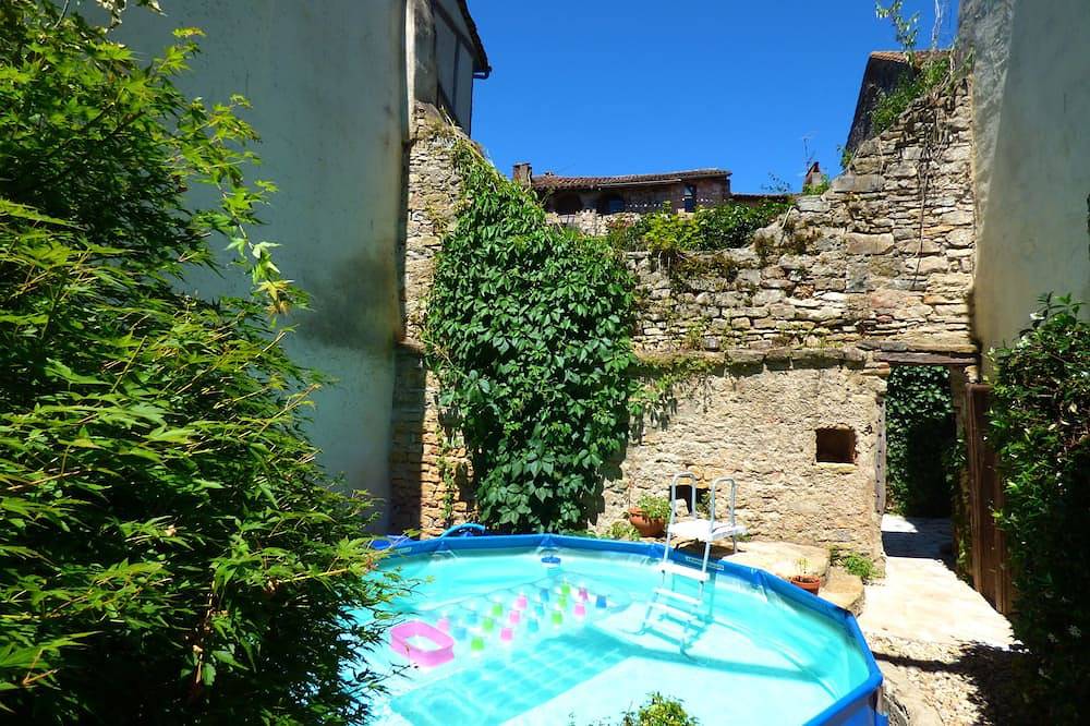 Casa de Pueblo Bijou Con Piscina Climatizada En Tranquil Courtyard Gardens in Saint-Antonin-Noble-Val, Macizo Central