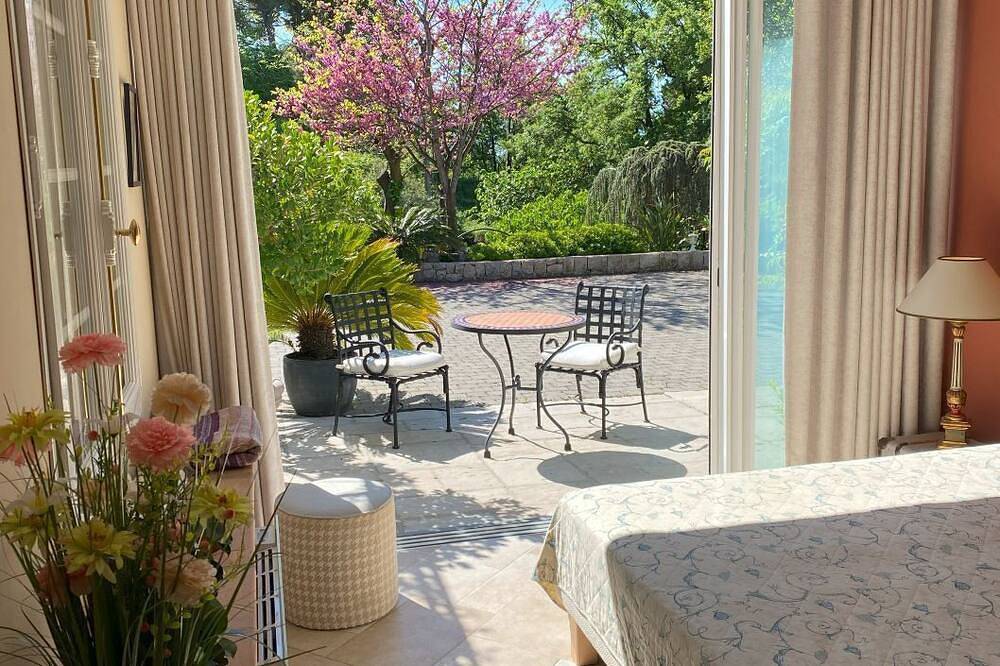 Charming room with swimming pool in Grasse, Region de Cannes