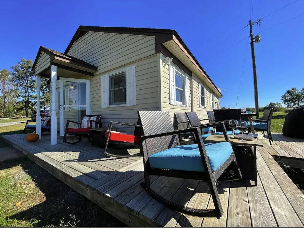 Blue Heron Cottage Cute Lake Front + Kayaks + Stars + Boat Launch & Slip in Lake Anna