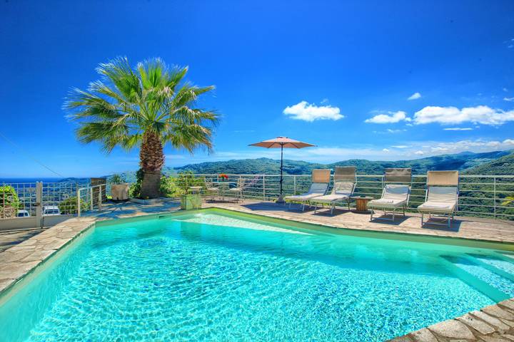 Ferienhaus für 4 Personen, mit Balkon/Terrasse und Pool