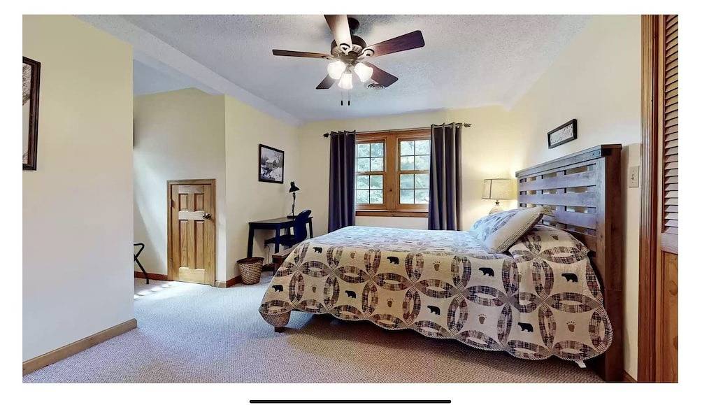 Cabin by the Creek Sleeps 8 on 3 Beautiful acres - Close to town and activities in Anderson County