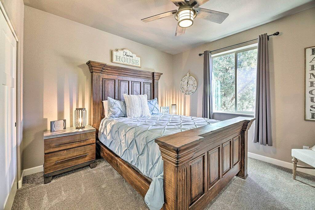 Hot Tub & Ponderosa Views! Luxe Cabin in Lakeside in Navajo County