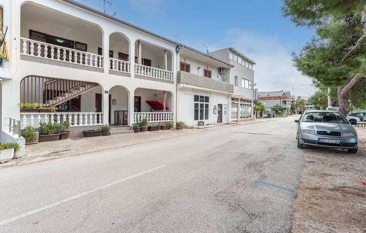 Ganze Ferienwohnung, Gemütliches Apartment mit Meerblick, Terrasse, WLAN und direktem Zugang zum Strand in Općina Sveti Filip i Jakov, Zadar