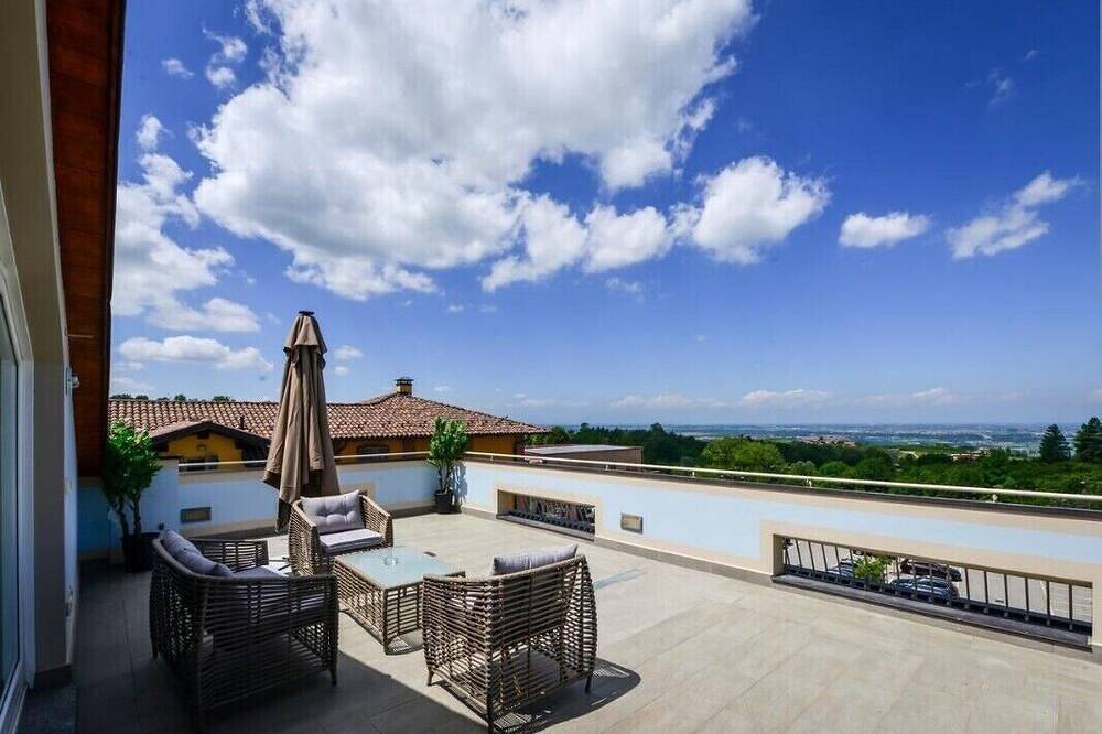 Apartamento entero, Luxury apartment in the very center, but quiet and private in La Morra (Italia), Langhe