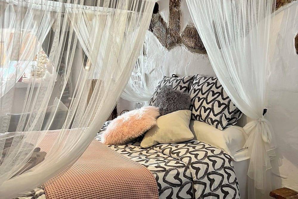 Romantic self-catering Cave House with spa bath, log fire in Castilléjar, Geoparque de Granada
