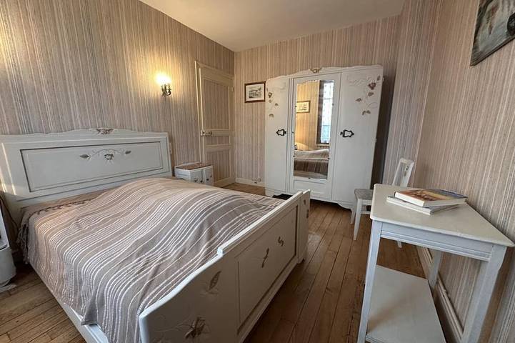 Charmantes Ferienhaus mit Gemeinschaftspool im Herzen des Dorfes in Target, Allier