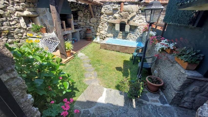 Location de vacances pour 6 personnes, avec Balcon et Terrasse ainsi que Jardin et Bassin pour enfant à Leiro