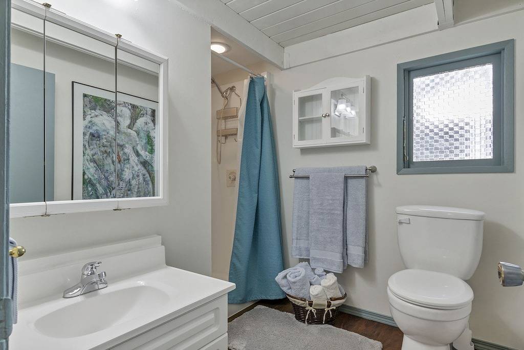 Charming Creekside Cottage in Nature with Historic Roots in Vernon, Silver Star