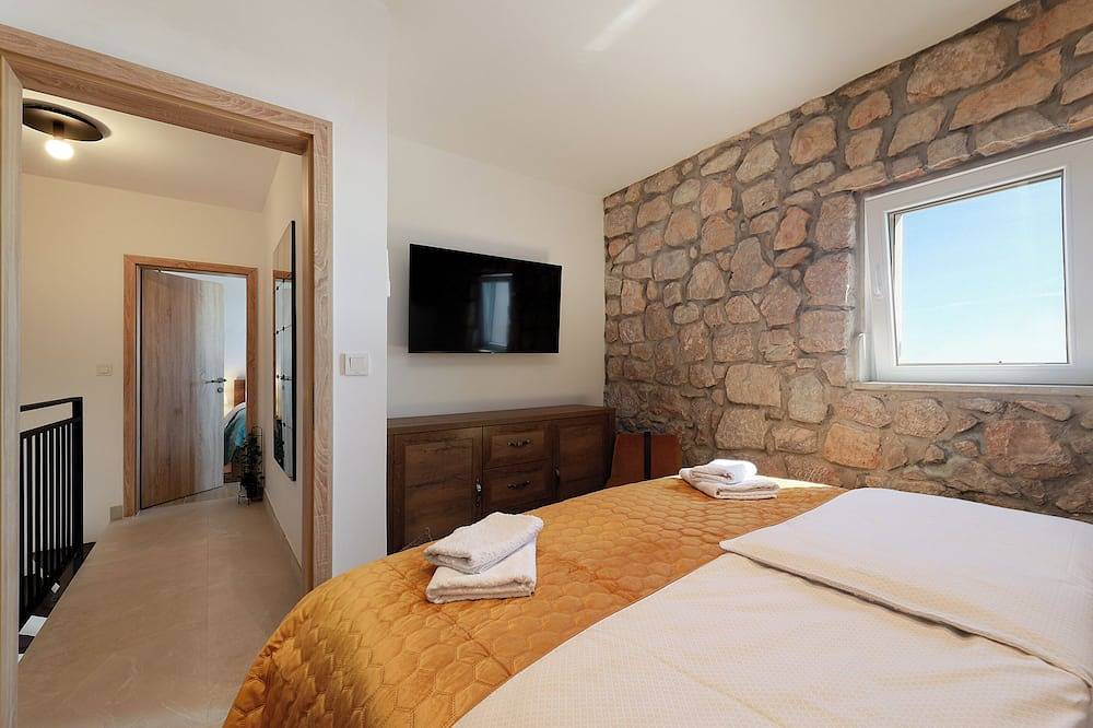 Charming 2-bedroom villa with Ac, Wifi,swimming pool,view of the sea and islands in Cesarica, Naturpark Velebit