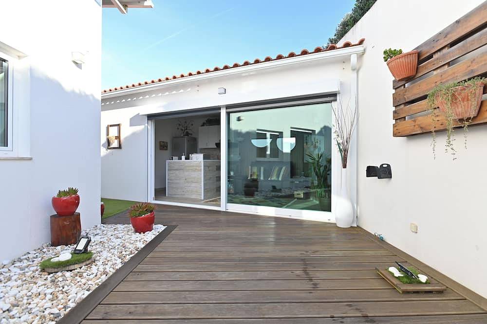 Ganze Wohnung, Awaiting you at Chez Nous the 1 bedroom home with a sea view. Sleeps 2 Guests in Praia das Maçãs, Azenhas do Mar