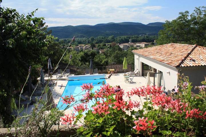 Maison de vacances pour 2 personnes, avec Balcon et Terrasse ainsi que Jardin et Piscine à Saint-Alban-Auriolles