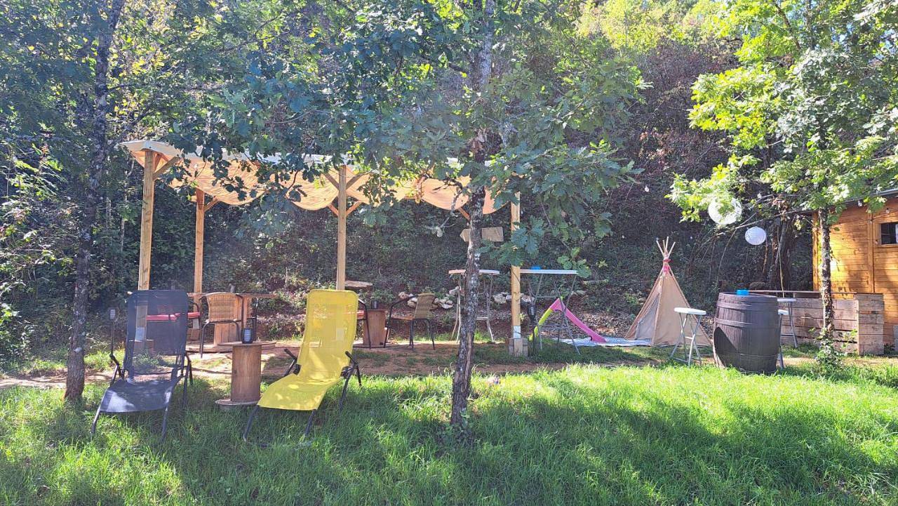 Wooden Cabin - La Fleurie - on Campsite in Saint Robert, Camping Florecer in Segonzac (Corrèze), Région de Brive-la-Gaillarde