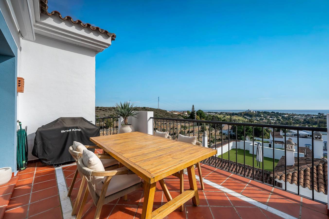Ganze Wohnung, Apartment „Paraiso Pueblo“ mit Meerblick, Wlan und Klimaanlage in El Paraiso Golf Estepona, Benahavís