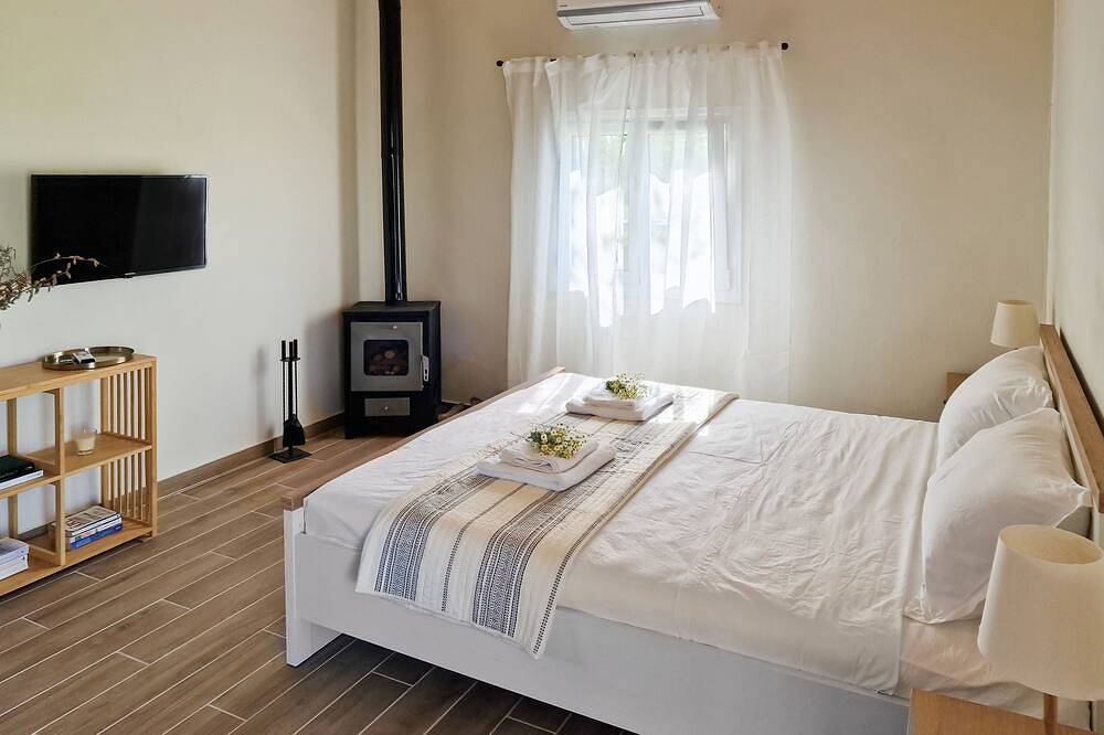 Cozy Owl's Home - a studio countryside house in Pyrgos in Pyrgos, Golfe de Cyparisse