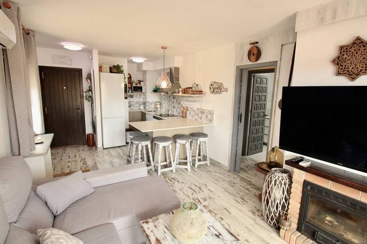 Apartamento entero, Apartamento 'Felicidad' con vistas a la montaña, Wi-Fi y aire acondicionado in Las Marinas, Dénia
