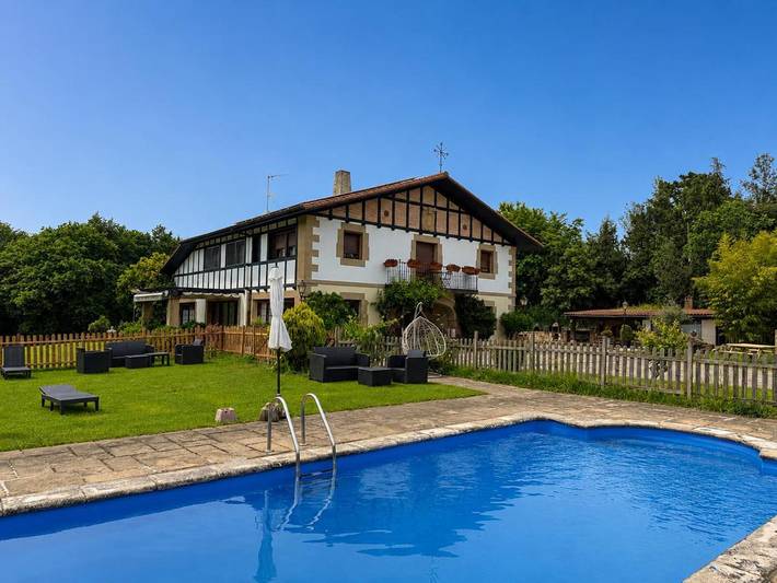 Casa rural con piscina para 3 personas, con Terraza además de Jardín y Piscina en Vizcaya