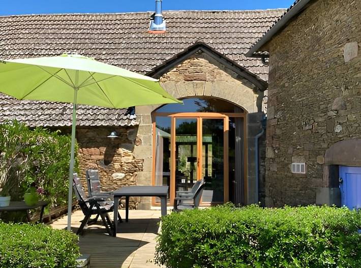 Gîte pour 6 personnes, avec terrasse ainsi que jardin et piscine