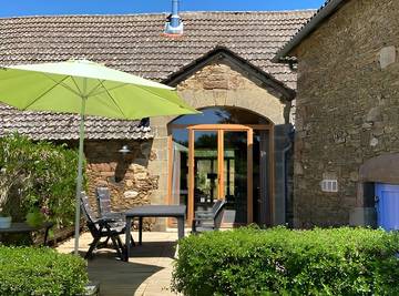 Gîte pour 6 personnes, avec terrasse ainsi que jardin et piscine en Corrèze