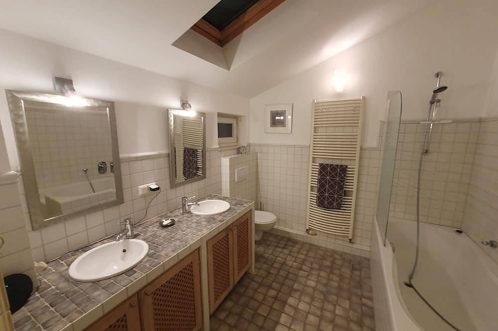 Ganze Wohnung, Ferienwohnung am Rhein, 20 Minuten von Bonn und am Fuße des Siebengebirges in Königswinter, Siebengebirge