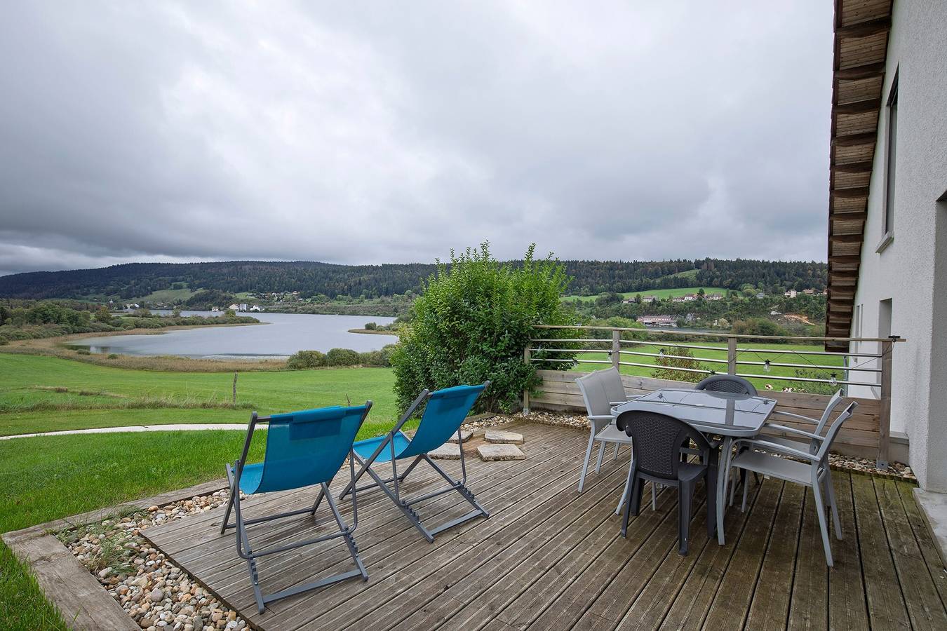 Chambre d’hôtes « La Grande Ourse » avec vue sur le lac, terrasse partagée et Wi-Fi in Grande-Rivière, Parc naturel régional du Haut-Jura