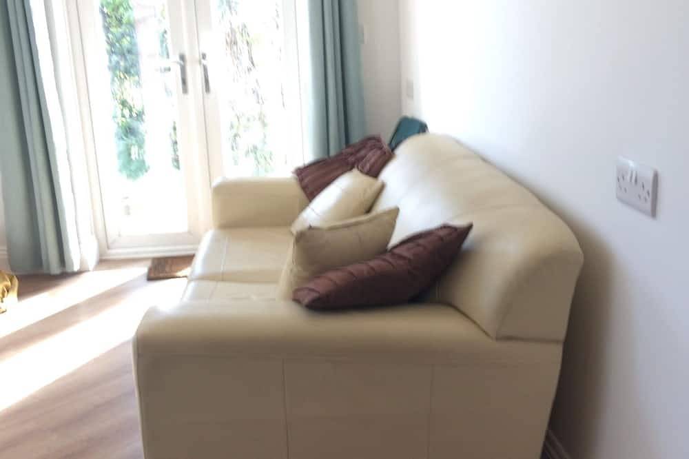 Entire apartment, New Forest cliff top apartment by the sea with distant view of the Needles in Barton on Sea, Hampshire
