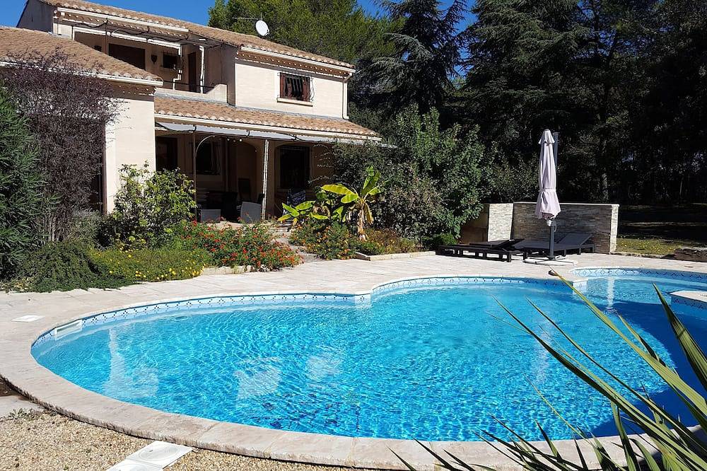 Villa provençale avec piscine, proche de la mer, entre Camargue et Cévennes. in Vergèze, Côte méditerranéenne (France)