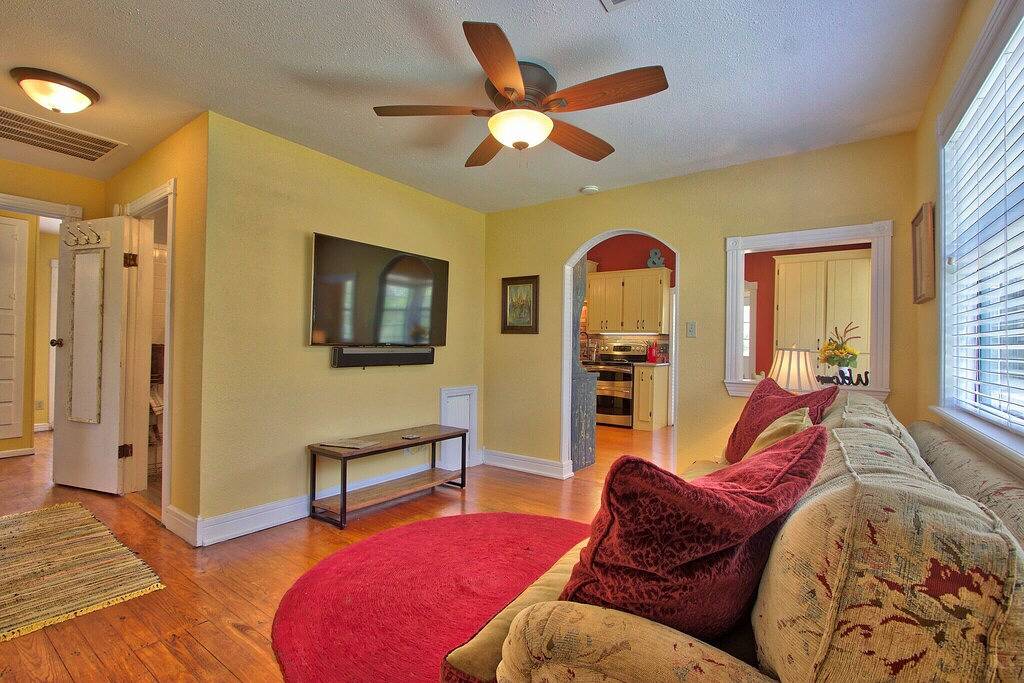 Sunflower Ridge Cottage - 2 Bedroom Sunny Retreat in Hays County