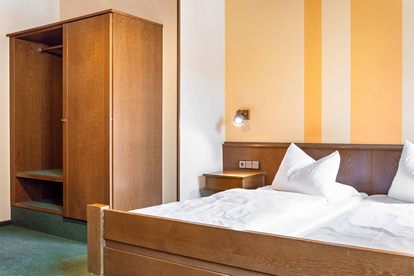 Room 2 - Double room with Wi-Fi in Lehrberg, Romantische Straße