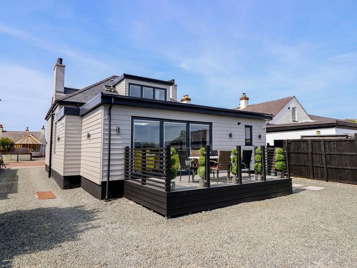 Cottage for 6 people, with garden and hot tub, with pets on the Isle of Anglesey