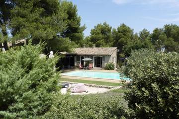 Maison de vacances pour 2 personnes, avec terrasse ainsi que jardin et jacuzzi dans les Bouches-du-Rhône