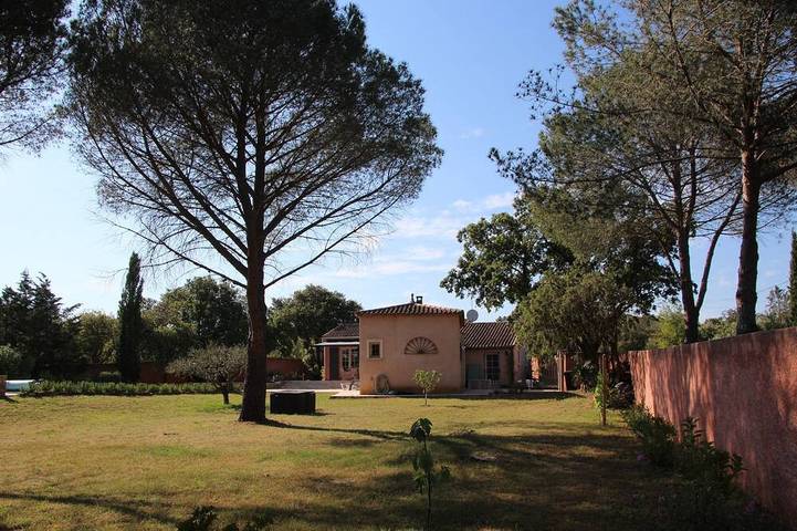 Location de vacances pour 6 personnes, avec terrasse et jardin à Montaren-et-Saint-Médiers
