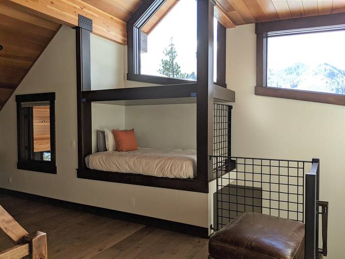 Vacation rental for 10 people, with yard and hot tub in Squaw Valley