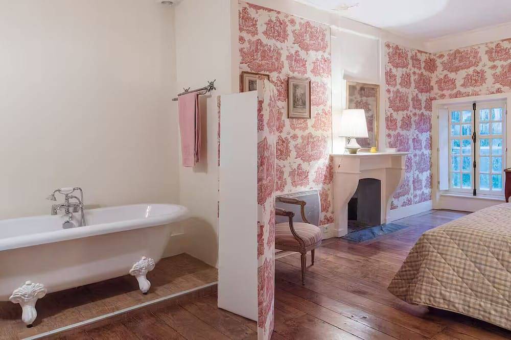 Chateau 16e siècle, Baie du mont Saint Michel dans un site romantique in Sartilly-Baie-Bocage, Côte de la Déroute