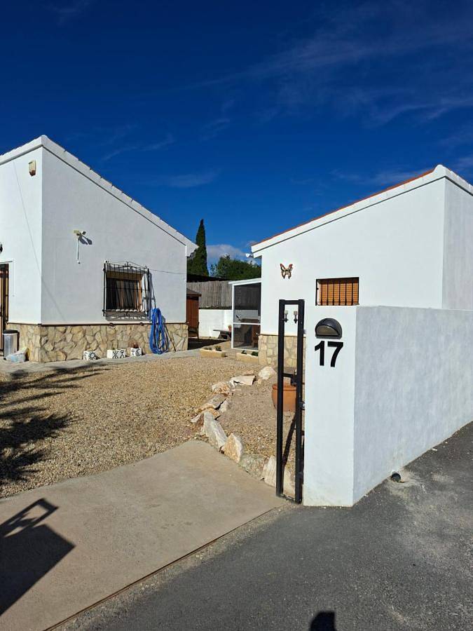 Ferienwohnung für 3 Personen, mit Terrasse und Garten sowie Pool und Ausblick