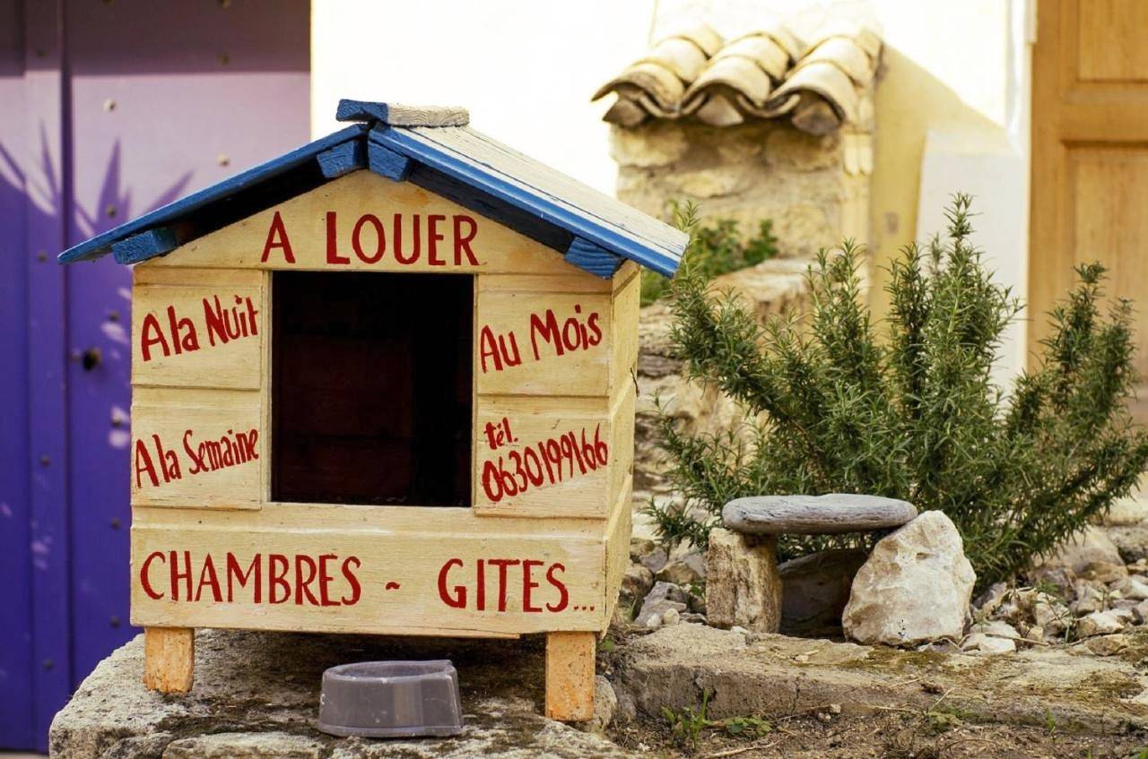 Gite Fa Mille maison bleu in Robion, Parc naturel régional du Luberon
