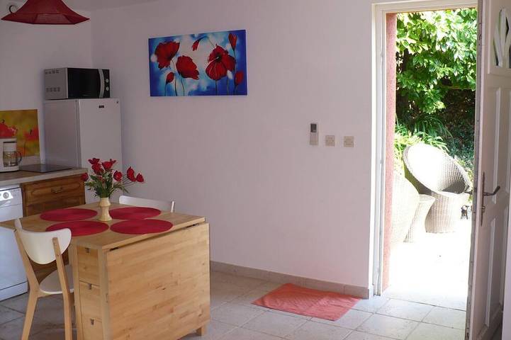 Appartement de vacances pour 2 personnes, avec piscine ainsi que jardin et terrasse, animaux acceptés