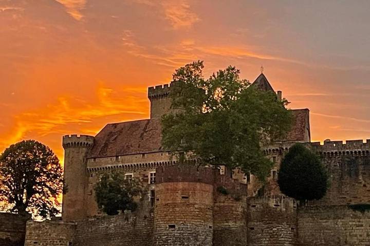Location de vacances pour 5 personnes, avec jardin ainsi que terrasse et piscine dans Château de Castelnau-Bretenoux