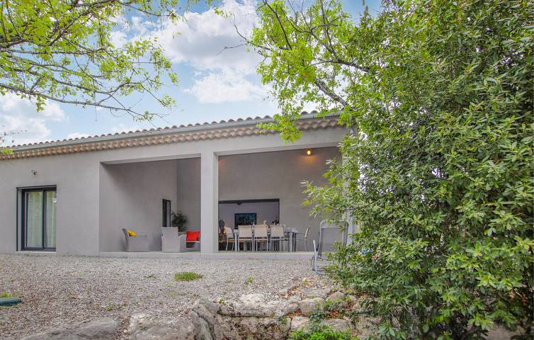 Acogedor apartamento de 1 dormitorio con WiFi y aparcamiento, a 2,5 km de Saint-Alban-Auriolles in Labeaume, Ardèche