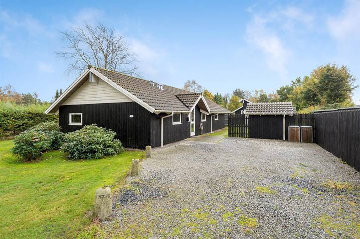 Ferieudlejning for 10 personer, med sauna og terrasse såvel som jacuzzi og have i Egense