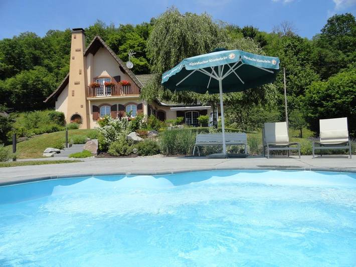 Gîte pour 4 personnes, avec Balcon et Terrasse ainsi que Jardin et Piscine à Ranspach