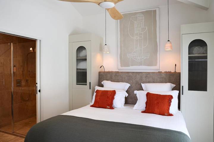 Location de vacances pour 4 personnes, avec vue ainsi que piscine et terrasse dans Plage des Abatilles - 3