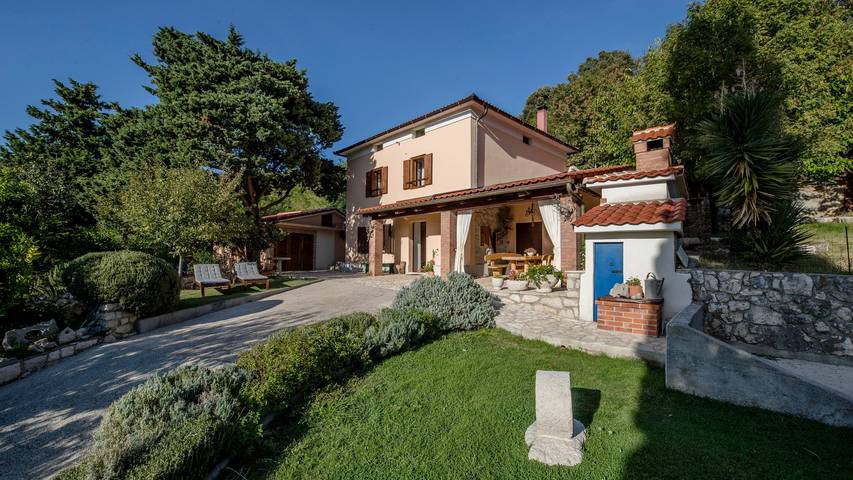 Villa für 6 Personen, mit Terrasse und Whirlpool sowie Garten auf Rab