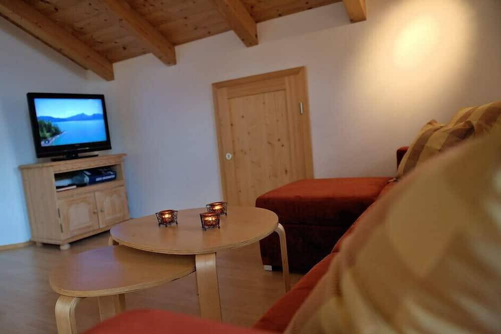 Ganze Wohnung, Fewo im Dachgeschoß, Sichtdachstuhl, 48 qm, 2 Pers., Vollholzmöbel, Südbalkon in Grabenstätt, Chiemsee
