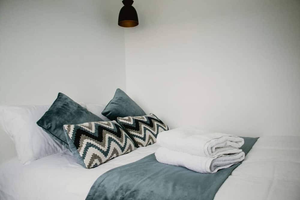 Entire apartment, Luxury Glamping Pod, Private Hot Tub, Bbq | North Coast Views in County Antrim