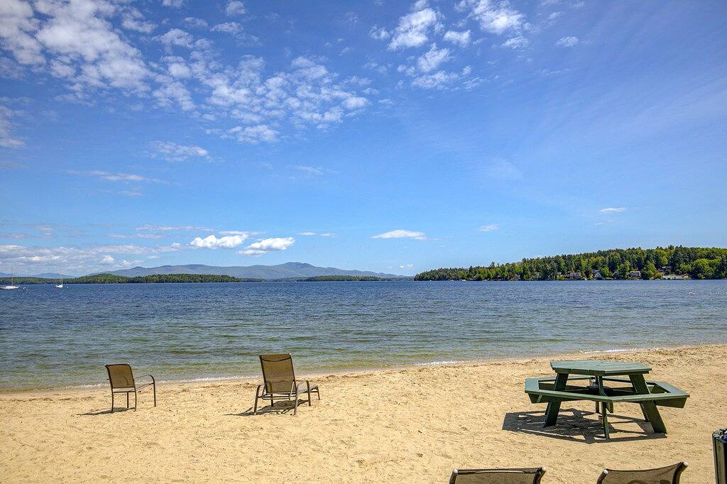 Ganze Wohnung, Conveniently located condo w/ a balcony, access to sports courts & private beach in Gilford, Lake Winnipesaukee