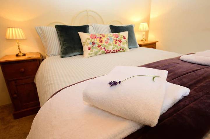 Un chalet en pierre unique des Cotswolds du XVIe siècle avec parking, à 2 minutes à pied du village! in Bourton-on-the-Water, Gloucestershire