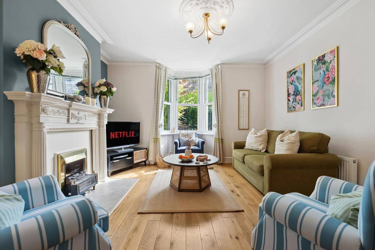 2-Bedroom Stunning, Chic, Spacious & Stylish Retreat, Central Winchester, Free On-Street Parking, Sleeps 6, Pet-Friendly - by Blue Puffin Stays in Winchester, South Downs