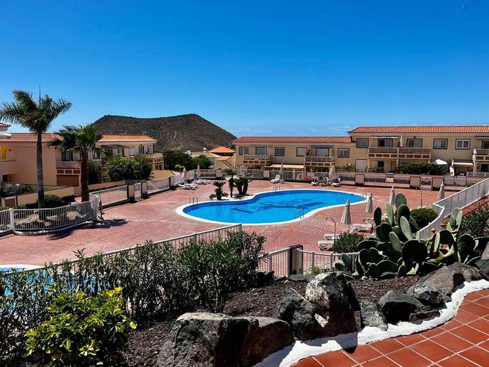 Apartamento para 4 personas, con piscina para niños y piscina además de jardín y vistas en Chayofa